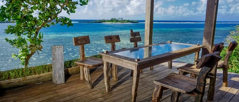 Petit-déjeuner, déjeuner et dîner servis sur place