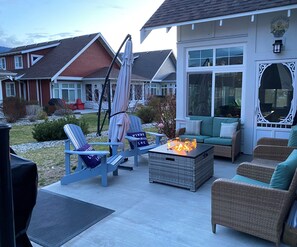 Terrace/patio - Lake Osoyoos, Apex Skiing & Wine tasting vacations, Snowbirds rental specials. (Oliver)