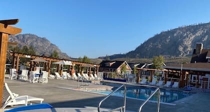 Lake Osoyoos, Apex Skiing & Wine tasting vacations, Snowbirds rental specials.