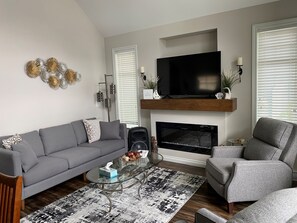 Smart TV, fireplace, Netflix, streaming services - Lake Osoyoos, Apex Skiing & Wine tasting vacations, Snowbirds rental specials. (Oliver)