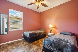 3 bedrooms, iron/ironing board, free WiFi, bed sheets - MONTHLY SPECIAL Patrick Place Spacious 3 BR Home Golf/Shopping/Gilbert (Gilbert)