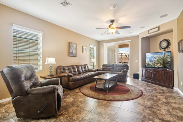 Smart TV, DVD player - MONTHLY SPECIAL Patrick Place Spacious 3 BR Home Golf/Shopping/Gilbert (Gilbert)