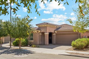 Exterior - MONTHLY SPECIAL Patrick Place Spacious 3 BR Home Golf/Shopping/Gilbert (Gilbert)