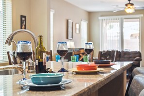 Dining - MONTHLY SPECIAL Patrick Place Spacious 3 BR Home Golf/Shopping/Gilbert (Gilbert)