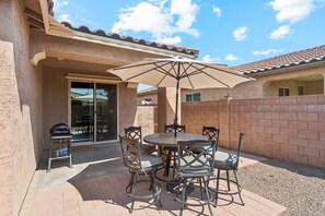 Outdoor dining - MONTHLY SPECIAL Patrick Place Spacious 3 BR Home Golf/Shopping/Gilbert (Gilbert)