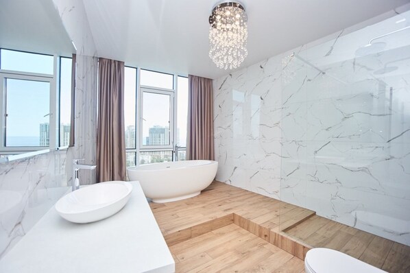 Design Apartment | Bathroom | Combined shower/bathtub, rainfall showerhead, free toiletries, towels
