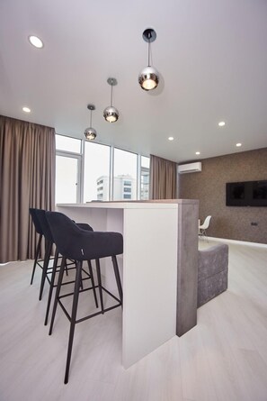 Design-Apartment | Eigene Küche | Großer Kühlschrank, Herdplatte, Wasserkocher