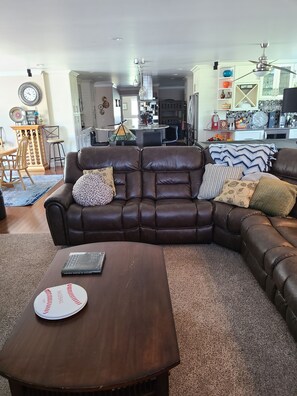 Smart TV, chimenea, videojuegos y libros 