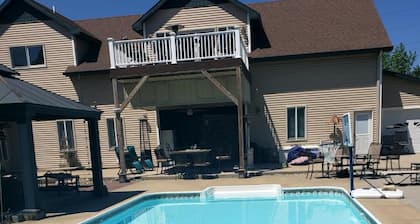 The Palace: Luxury Living the whole family will enjoy! Indoor Swim Spa Hot Tub