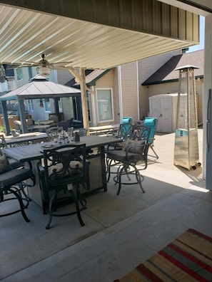 Outdoor dining - The Palace: Luxury Living the whole family will enjoy! Indoor Swim Spa Hot Tub (Coloma)
