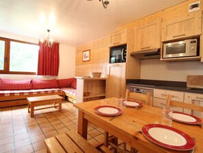 Interior - Apartment for 5 in Traditional Chalet, 400m from Val Cenis Le Haut Ski Lift (Lanslevillard)