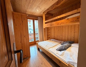 2 bedrooms, iron/ironing board, free WiFi