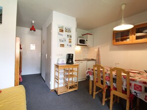 Interior - Charming 4-Person Apartment in Val Cenis Haut - Close to Slopes and Amenities (Lanslevillard)