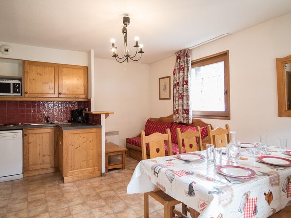 Dining - Spacious apartment for 6 with parking and WIFI, ski-in ski-out in Val Cenis (Lanslevillard)