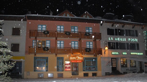 A hotel with multiple floors, balconies, and a sign for 'La Vieille Poste' indicating a post office. - Spacious apartment 5 ppl with balcony and wifi in Lanslebourg (Lanslebourg-Mont-Cenis)