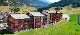 Cozy apartment for 4, ski-in/ski-out, balcony and Wifi