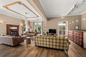 Smart TV, fireplace, DVD player, books - Victorian Mansion, fully refurbished, sleeps 24 guests in 12  ensuite bedrooms (Carnoustie)