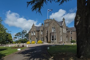Exterior - Victorian Mansion, fully refurbished, sleeps 24 guests in 12  ensuite bedrooms (Carnoustie)
