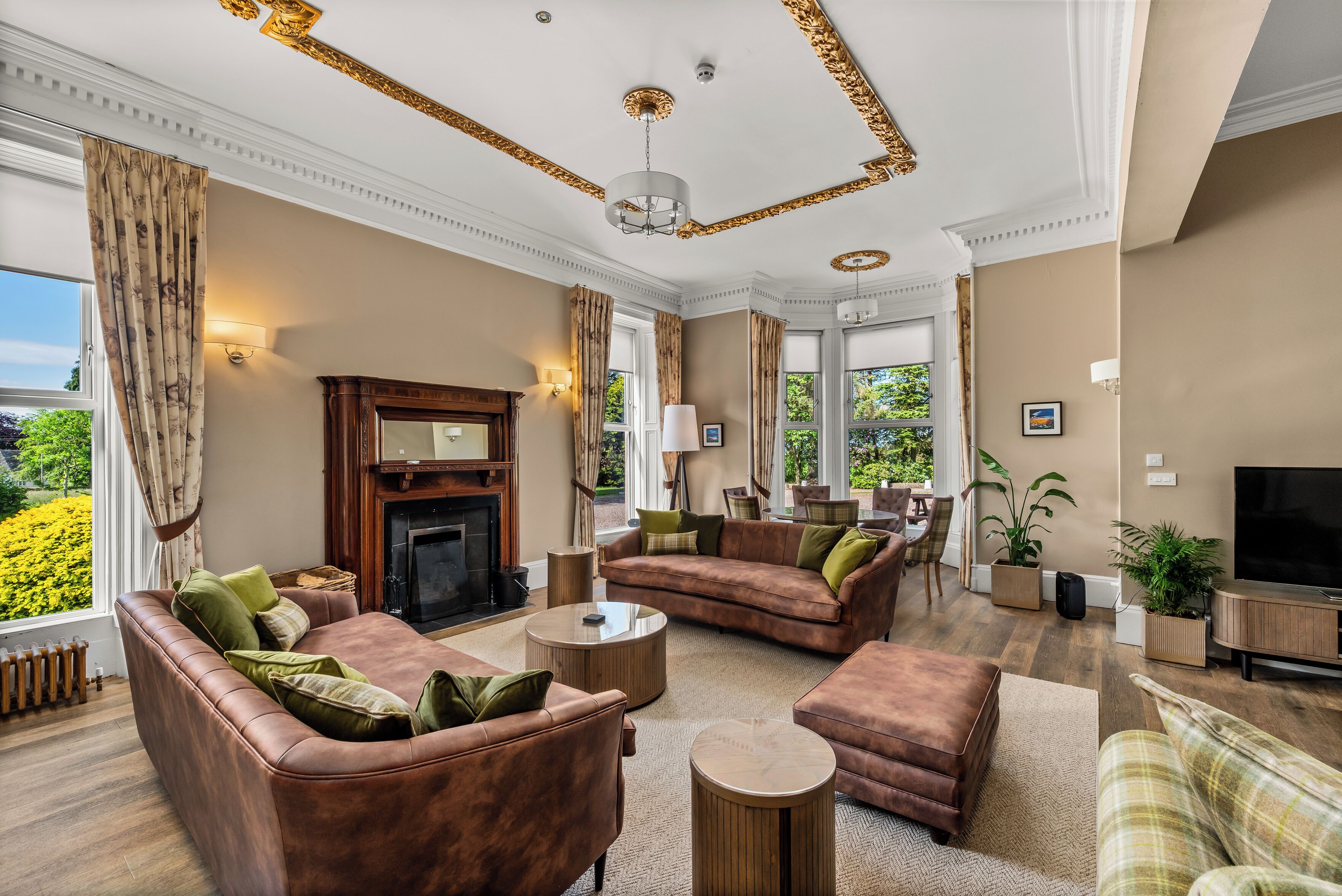 Smart-tv, pejs, dvd-afspiller, bøger