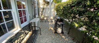 CUTE AND COZY 1-BEDROOM HOME IN NOHO ARTS DISTRICT (p21)