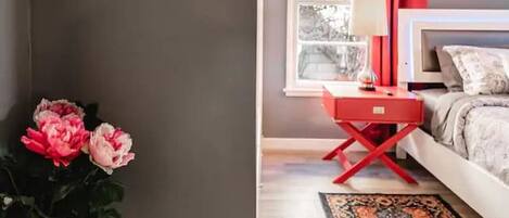 1 habitación, escritorio, tabla de planchar con plancha y wifi