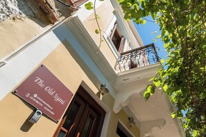 Fachada de um edifício com uma placa indicando 'The Old Synagogue' e uma caixa de correio.