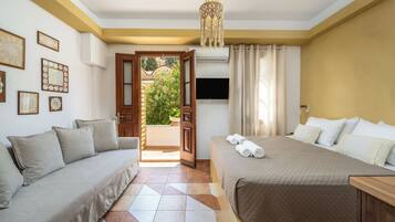 Studio, 1 Queen Bed with Sofa bed | Blackout drapes, soundproofing, iron/ironing board, free WiFi