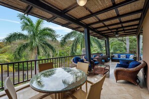 Outdoor dining - Bright Retreat | Pool, Concierge &  Beach Access (Playa Ocotal)