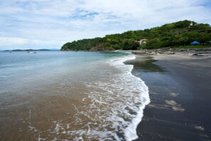 Beach - Bright Retreat | Pool, Concierge &  Beach Access (Playa Ocotal)