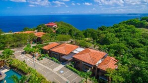 Una propietat costanera amb diversos edificis, una zona d'aparcament i una piscina.