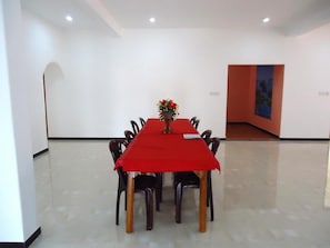 Family dining - Hotel Glee (Trincomalee)