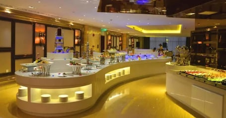 每日供应自助式早餐(每人 CNY 38)