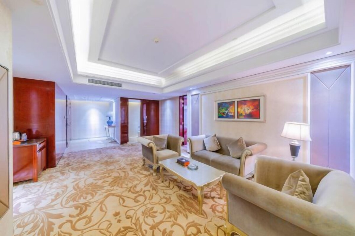 Deluxe Business Suite