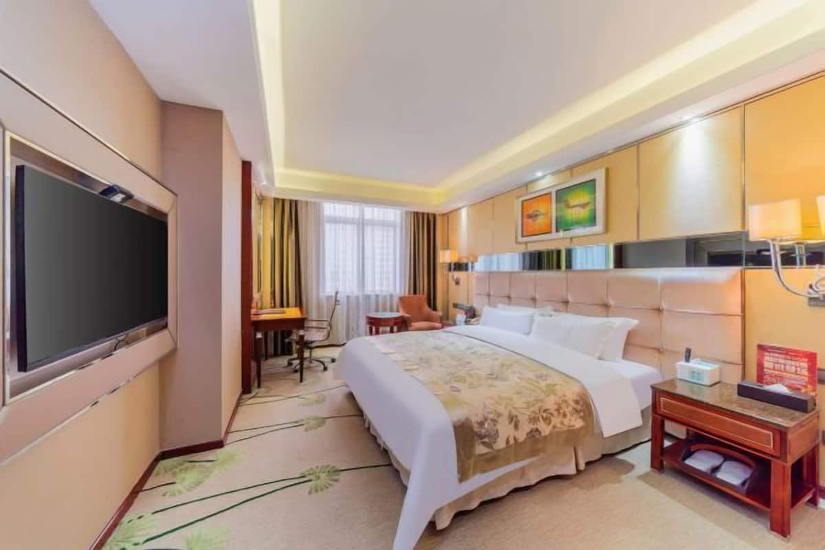 1 bedroom, minibar, in-room safe, desk