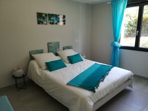 5 bedrooms, iron/ironing board, WiFi, bed sheets