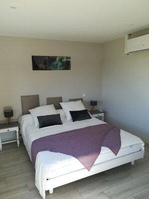 5 bedrooms, iron/ironing board, WiFi, bed sheets
