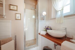 Een douche, een haardroger, handdoeken