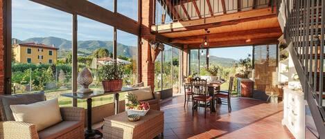 المنشأة من الداخل