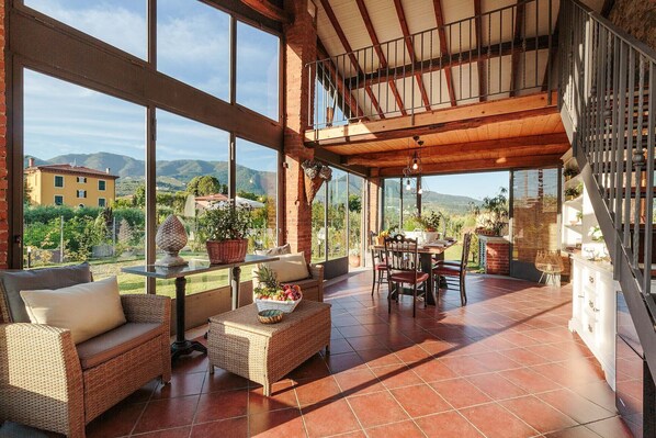 المنشأة من الداخل