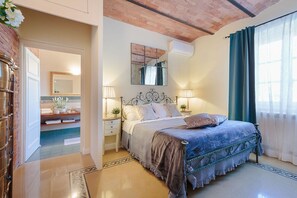 5 bedrooms, iron/ironing board, bed sheets