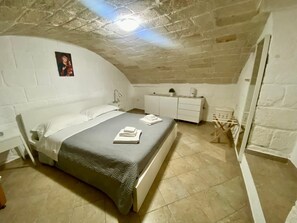 Apartamento básico, 1 quarto (Bomboniera) | Cortinas blackout, quartos à prova de som, ferros/tábuas de passar roupa