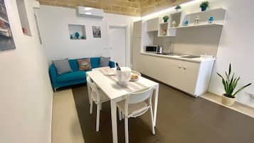 Suite, 2 camere da letto, balcone, vista mare | Cucina privata | Frigorifero, microonde, piano cottura, bollitore elettrico