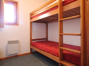 Cozy single-room accommodation with a bunk bed and window for natural light.