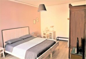 A bedroom with a bed, bedside table, lamp, and a wardrobe. - B&B Torre Castellina (Piazza Armerina)