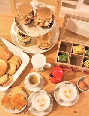 Grand réfrigérateur, four, plaque de cuisson