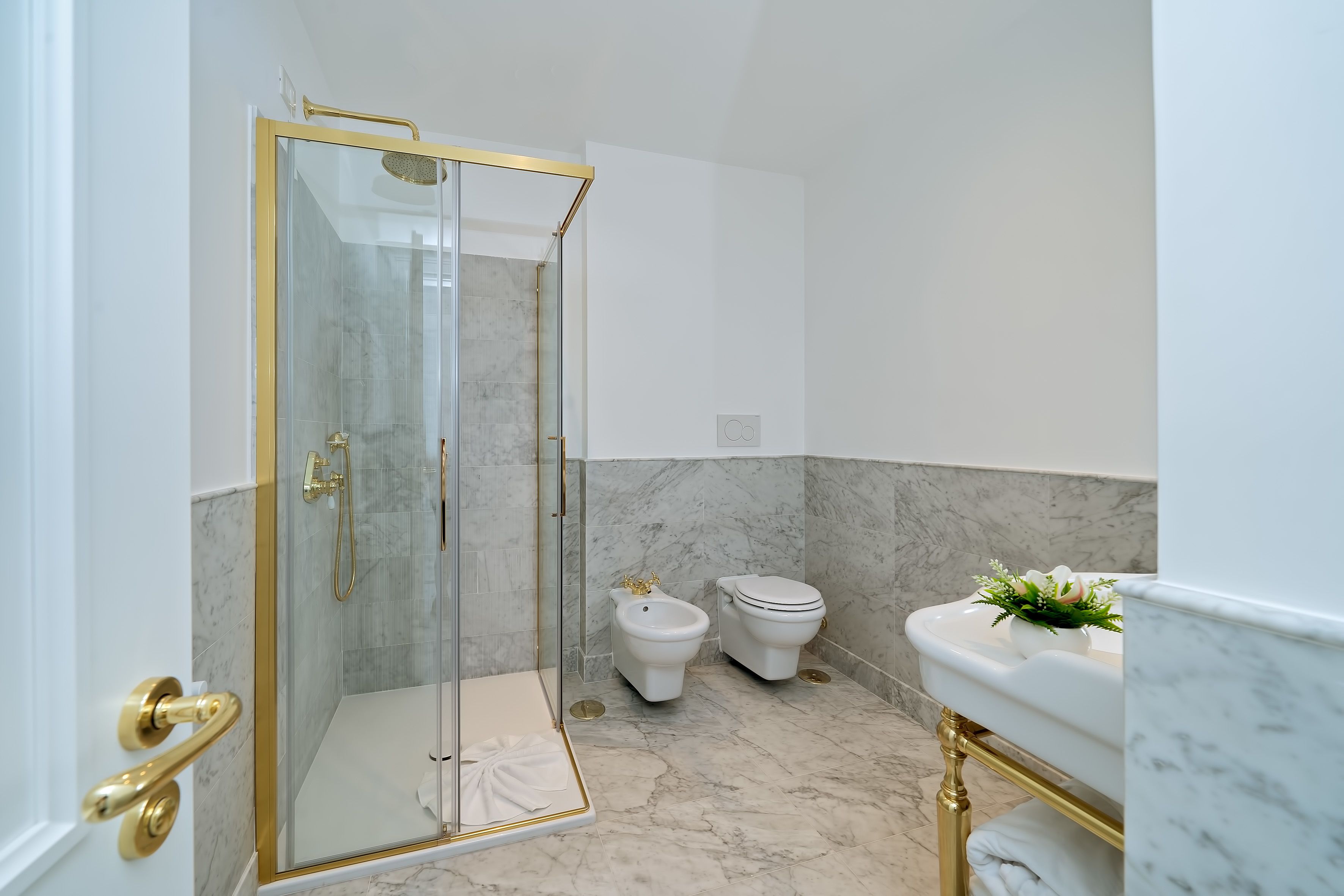 deluxe room, balcony, sea view | bathroom | free toiletries, hair dryer, bathrobes, slippers