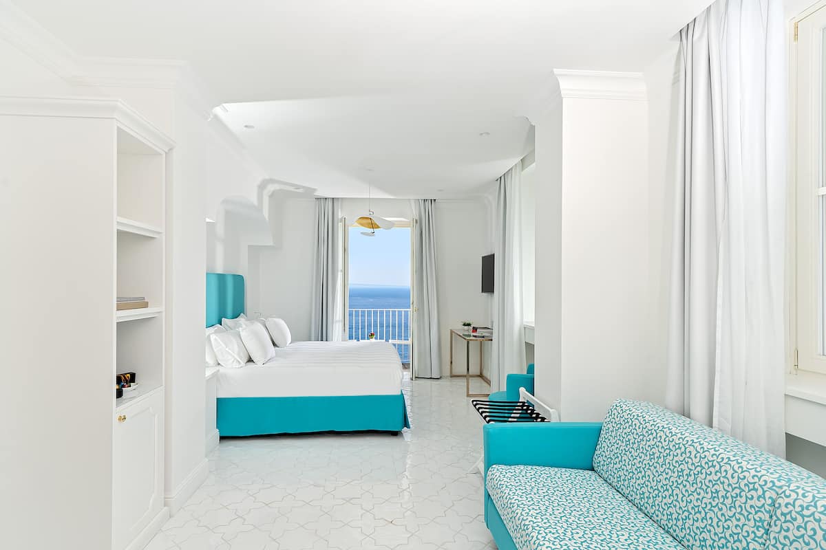 Suite Junior, balcone, vista mare | Biancheria da letto di alta qualità, copriletto in piuma, minibar