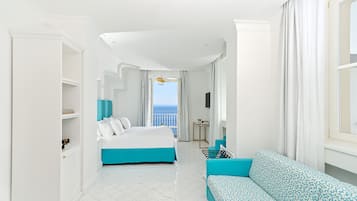 Suite Junior, balcone, vista mare | Biancheria da letto di alta qualità, copriletto in piuma, minibar