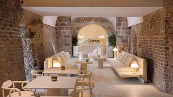 2 Bars/Lounges, Strandbar