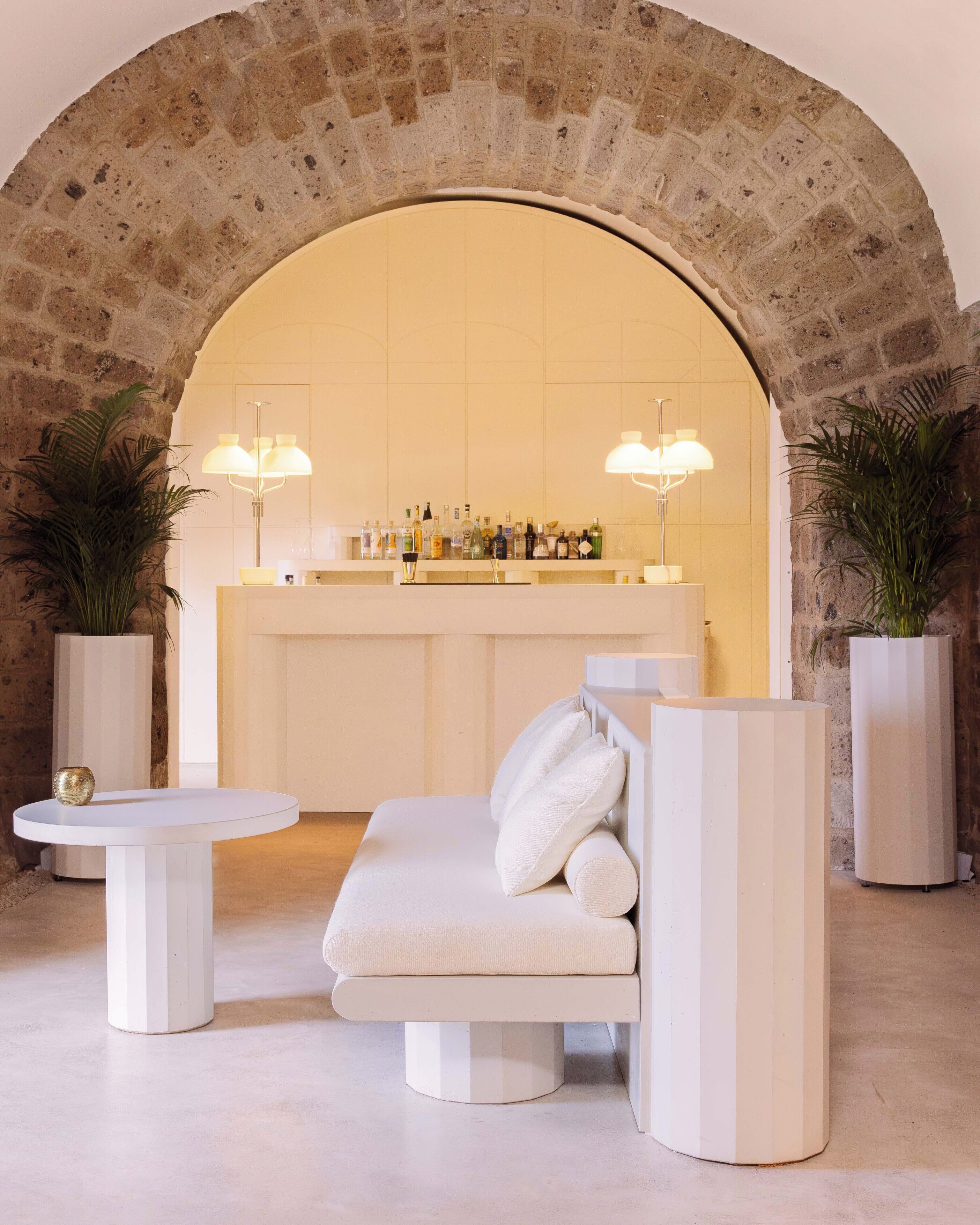 2 bars/lounges, beach bar